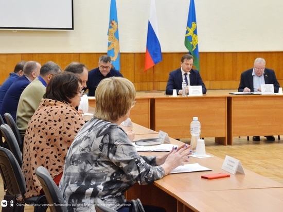 Состояние общественных колодцев обсудили депутаты Псковского района