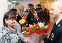 На праздничное мероприятие в Главное управление МВД России по Кемеровской области были приглашены 13 женщин, чьи дети сегодня несут службу в органах внутренних дел Кузбасса