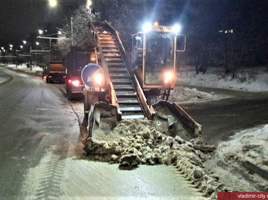 Во Владимире продолжают убирать снег с городских улиц