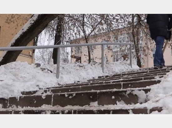 В Смоленске очистка лестниц от снега – первоочередная задача для коммунальных служб