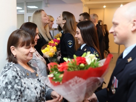 Сотрудники кузбасской полиции порадовали сюрпризом своих мам