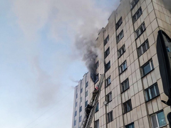 Взрослый и двое детей пострадали в крупном пожаре в общежитии Кургана
