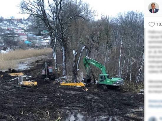 Увязший при расчистке реки в Валуйках экскаватор достали из воды