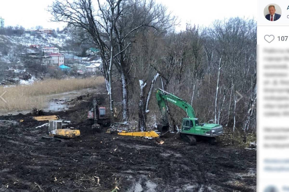 Увязший при расчистке реки в Валуйках экскаватор достали из воды - МК  Белгород