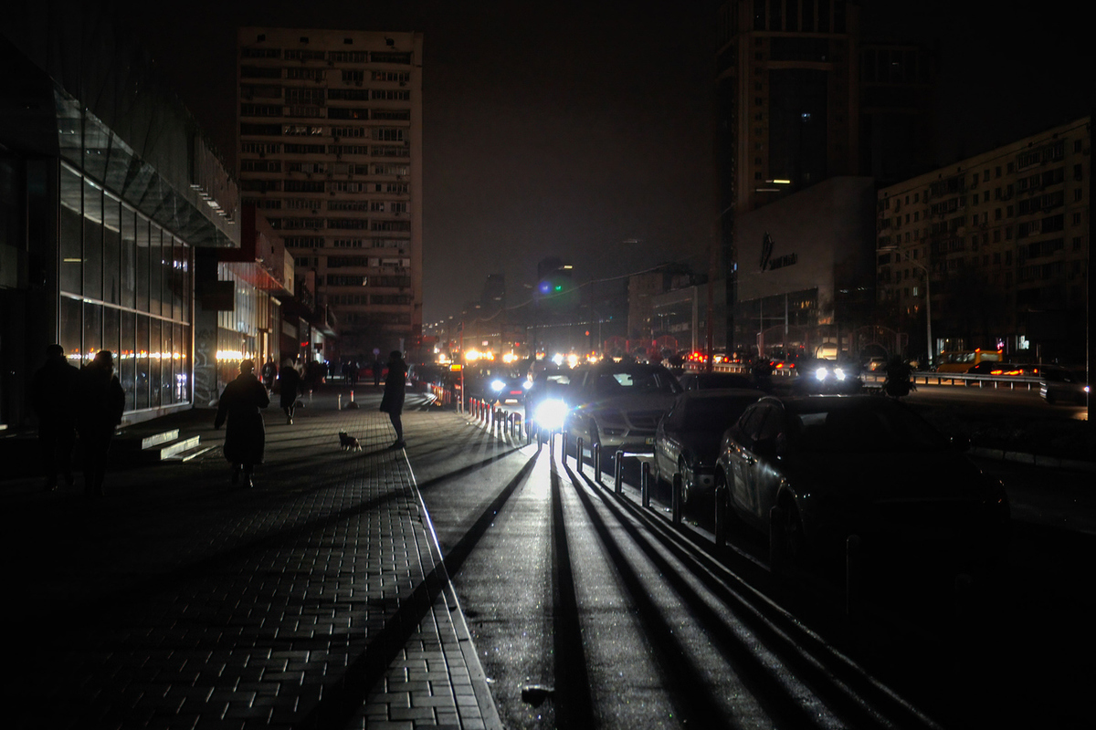 They collect water from puddles: with a power outage, Ukraine collapsed