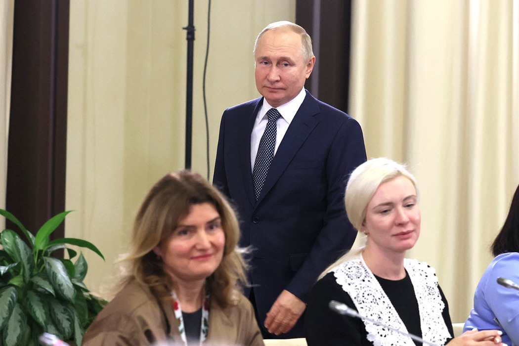 Faces of mothers of NWO participants: footage of a meeting with Putin