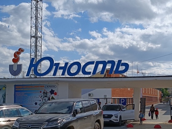 Сезон катания на коньках открыли на стадионе «Юность» в Екатеринбурге