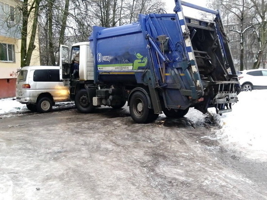 Из-за ледяных дождей мусоровозы страдали на брянских дорогах
