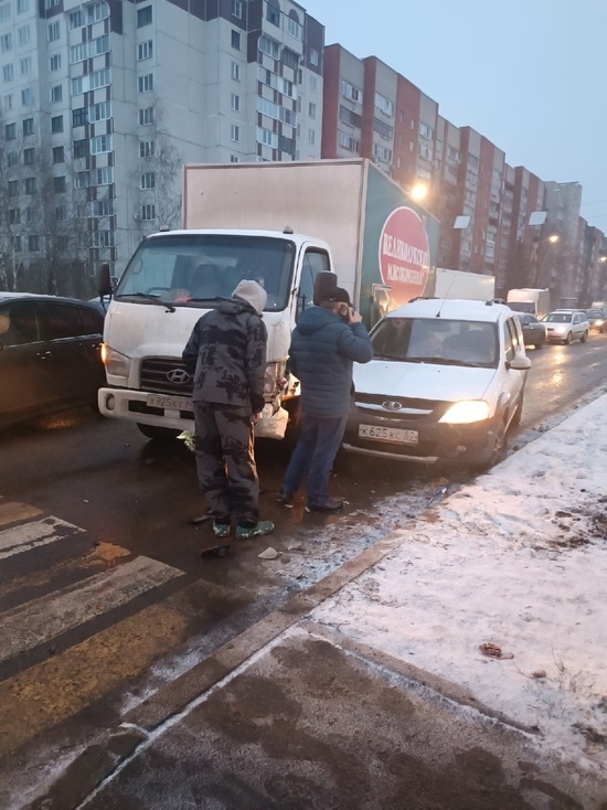 Грузовик столкнулся с легковым автомобилем возле ТРЦ "Акваполис" в Пскове