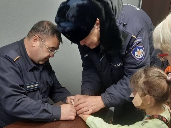 Номерок из пальца девочки вытащили спасатели в Подмосковье