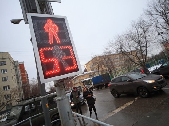 За последние несколько лет москвичи успели привыкнуть к светофорам со специальными кнопками для включения зеленого сигнала – они стали появляться в Москве с 2018 года