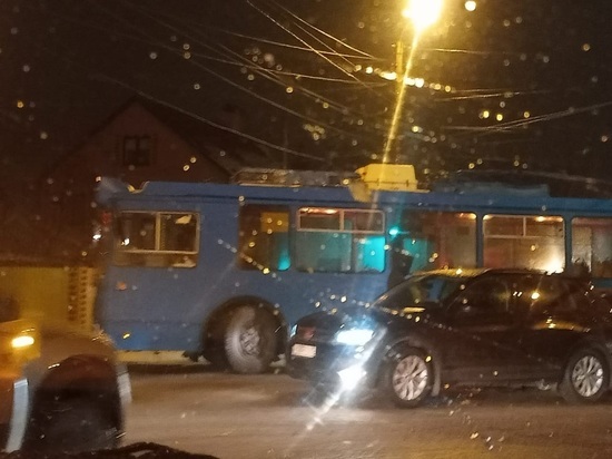 Массовое ДТП с троллейбусом перекрыло движение по нескольким улицам в Калуге