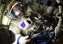 Очередной выход в открытый космос российских космонавтов Сергея Прокопьева и Дмитрия Петелина был отменен в пятницу из-за поломки насосов в системе охлаждения одного из скафандров
