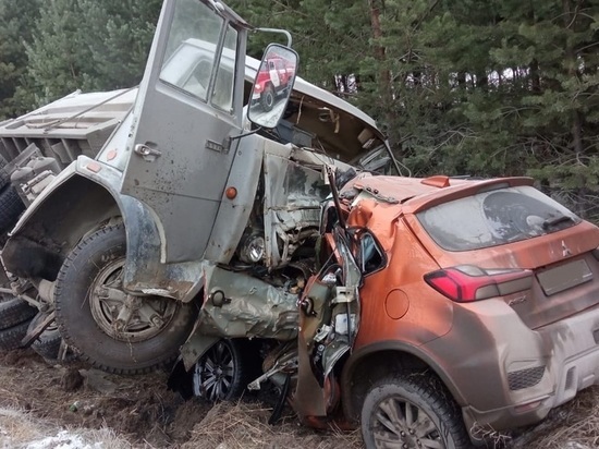 Под Петрозаводском спасатели вырезали тело мужчины из раздавленного КамАЗом автомобиля