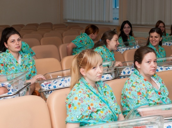 В Курске 24 мамам торжественно вручили свидетельства о рождении детей
