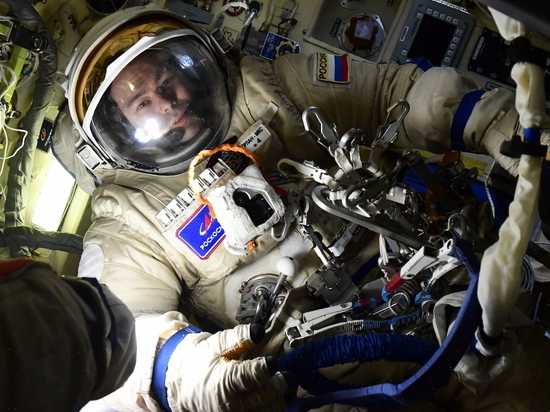 Российские космонавты не смогли выйти в открытый космос: подвел скафандр