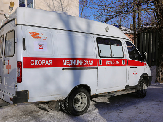 В Челябинске подросток умер после падения из машины друга