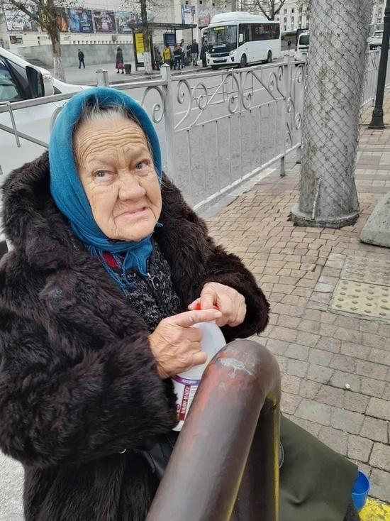 Соцсети тронула бездомная бабушка-историк