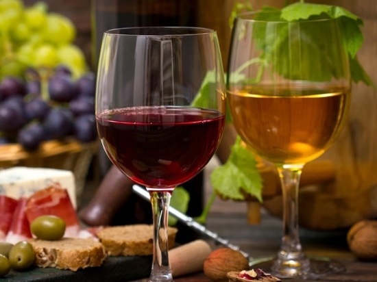 Перед Новым годом эксперты назвали лучшие российские красные и белые вина