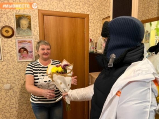В Губкинском мамам и женам мобилизованных подарили цветы ко Дню матери
