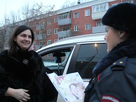Женщин-водителей в Серпухове поздравили с Днём матери необычным способом