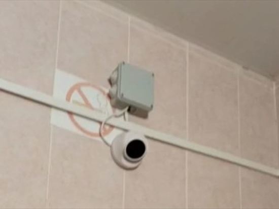 В туалете одной из школ Уфы повесили видеокамеры