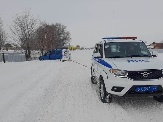 В Челябинской области сотрудники ДПС спасли водителей из-под снега