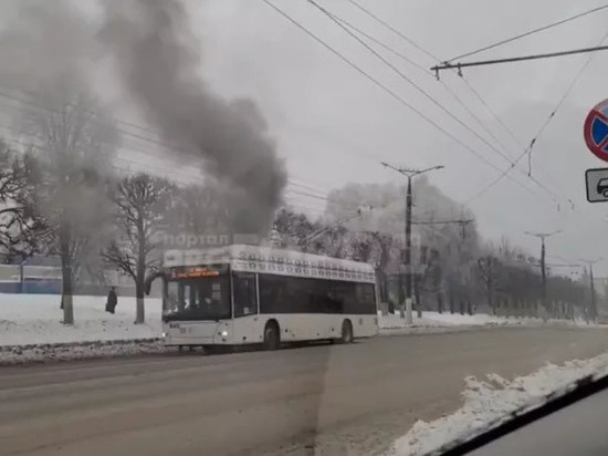 На улице в Чебоксарах загорелся троллейбус с пассажирами