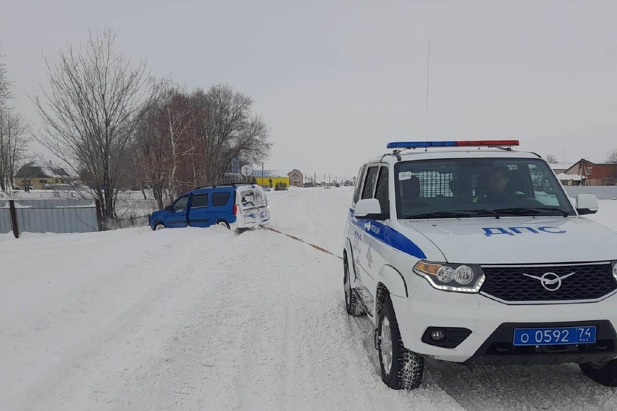 В Челябинской области сотрудники ДПС спасли водителей из-под снега - МК  Челябинск