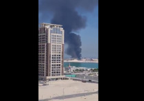 В Катаре около специально построенной для болельщиков чемпионата мира по футболу деревни наблюдается сильный пожар