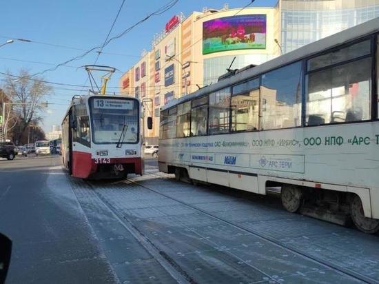 В Новосибирске два трамвая заблокировали движение в районе Центрального рынка