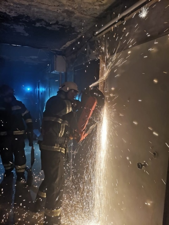 Во время пожара в Апатитах спасли трёх человек, еще 9 эвакуировали