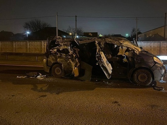 На трассе под Ростовом в ДТП с микроавтобусом погибли двое и пострадали трое