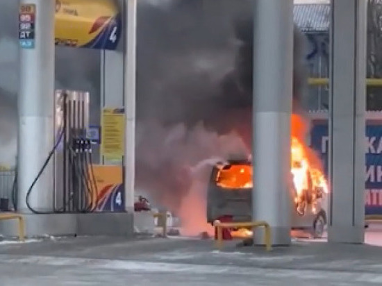 Автомобиль Mazda загорелся на заправке в Новосибирске