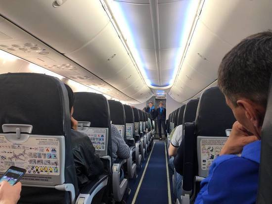 Более 150 пассажиров экстренно севшего в Новосибирске самолета из Новокузнецка ждут рейса в Петербург