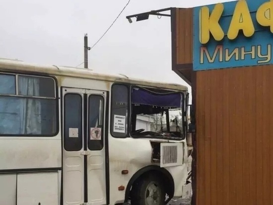 В Орловской области водитель автобуса протаранил торговый павильон