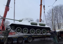 В городе Хмельницкий на западе Украины демонтировали памятник танку Т-34