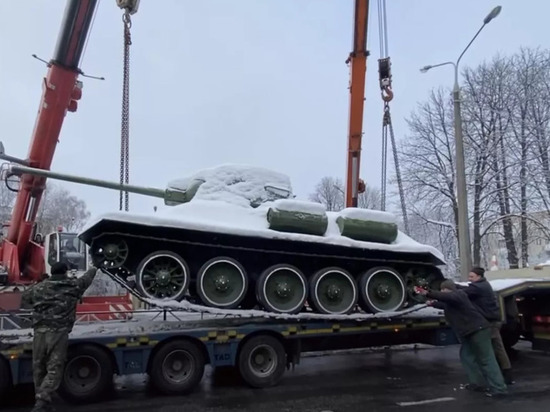 На Украине в Хмельницком демонтировали памятник танку Т-34