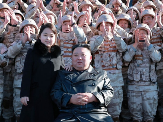  Ким Чен Ын с дочерью провел фотосессию с работавшими над запуском"Хвасон-17"
