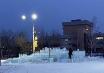 Возведение ледового городка идет на площади Труда в поселке КСК в Чите