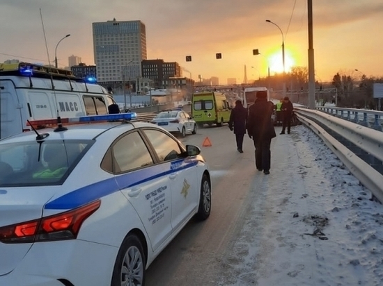 В центре Новосибирска двое погибли в результате столкновения Toyota Camry с автобусом