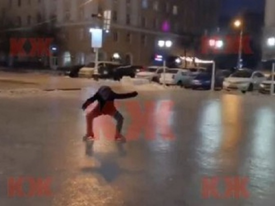 Калужане массово выкладывают видео катания на коньках по улицам, дорогам, паркам, площадям