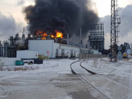 В Ангарске тушат пожар на нефтеперерабатывающем предприятии