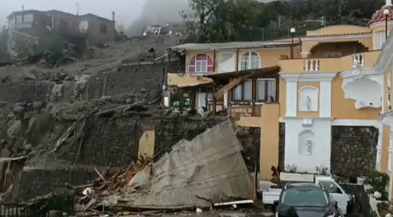 Большой оползень сошел на курортный город на острове Искья: видео
