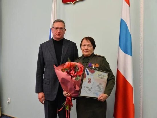 Омский губернатор наградил главу областного совета солдатских родителей