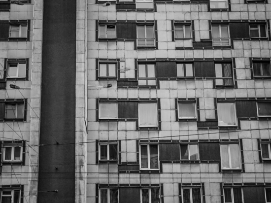 «В квартире был сын и муж»: в Астрахани из окна многоэтажки выпала женщина