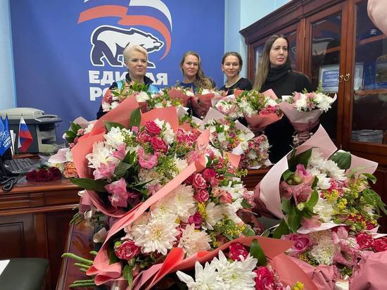 В Новом Уренгое мамы мобилизованных мужчин на праздник получили цветы от волонтеров