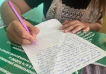Женщинам, чьи сыновья участвуют в специальной военной операции на Украине, накануне Дня матери передали письма, которые специально для них написали семиклассники читинской школы №33