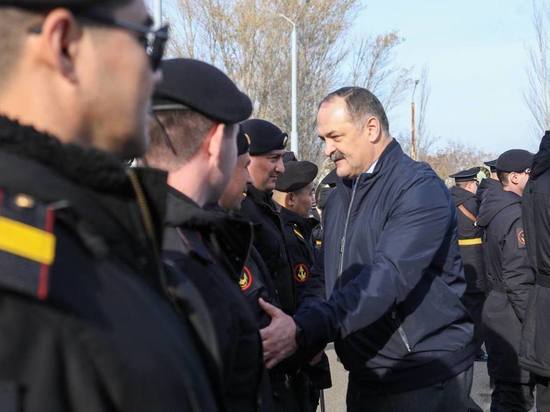 Военнослужащих и ветеранов морской пехоты поздравил глава Дагестана