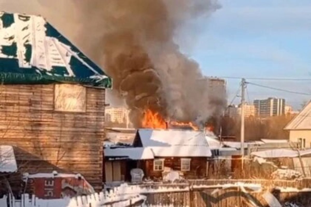 В Томске загорелся кирпичный дом на улице Катунская - МК Томск